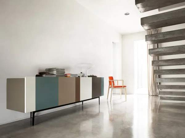 Version des Rainbow Sideboards mit chromatischen Türen