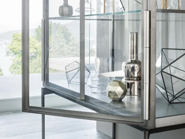 Dettagli dei cardini delle ante della vetrina Galerist di Lema