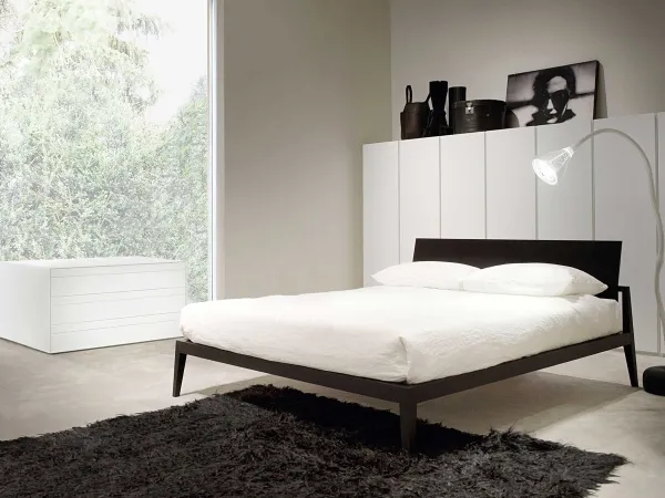 Cama doble Theo en un dormitorio