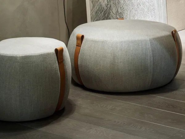 Notch pouf von Lema aus Stoff mit Lederriemen