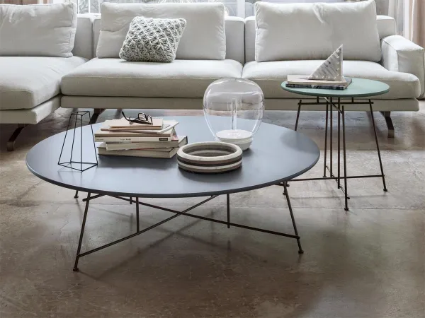 Dos versiones de la mesa de centro Mr. Zheng de Lema