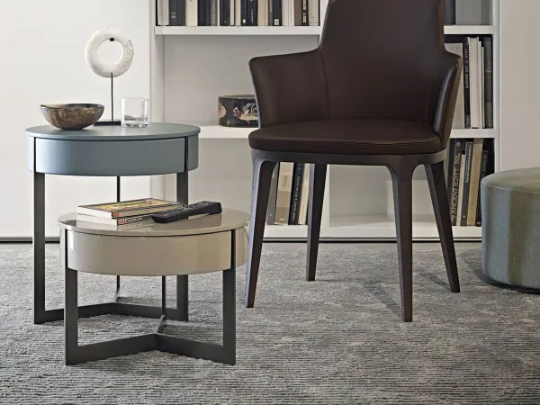 Deux versions de la table de nuit Sign