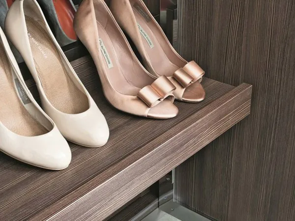 Detalles de los estantes del armario Nur de Lema