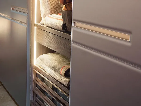 Warm armario con bisagras por LEMA