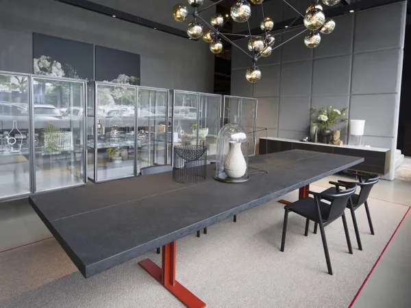 Versión de la mesa Memo con tablero de piedra de lava