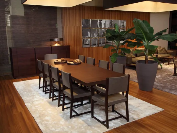 Tavolo in legno Fly di Flexform in un ambiente