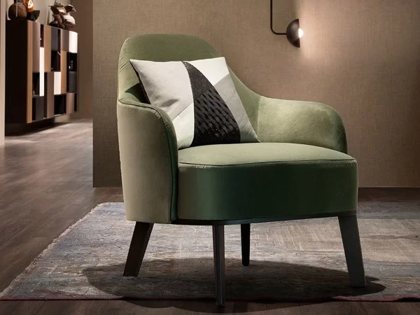 The charm of the sinuous lines of the Fantino armchair by Lema