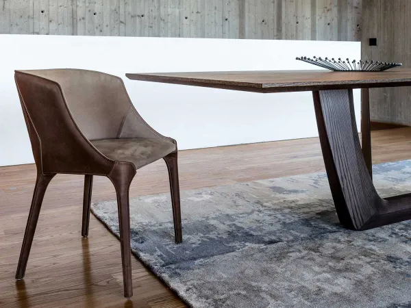 La silla Goldie de Arketipo en un comedor