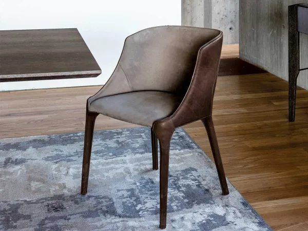 Chaise Goldie d'Arketipo avec dossier et assise en différents matériaux