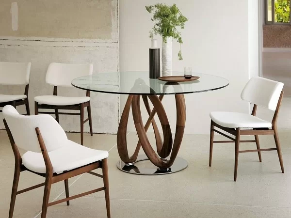 Les chaises Nissa de Porada et la table Infinity