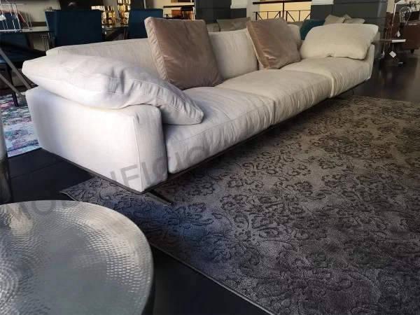 Divano Flexform Soft Dream bianco con tappeto in vendita a prezzo scontato