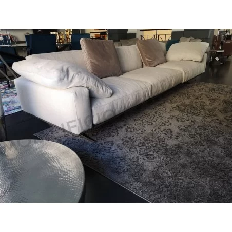 Divano Flexform Soft Dream bianco con tappeto in vendita a prezzo scontato