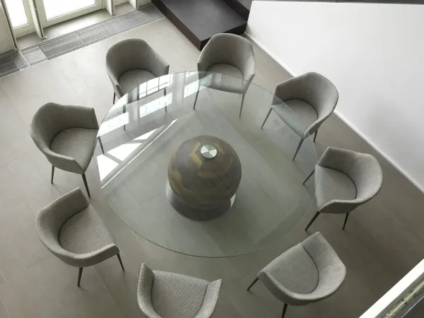 Gheo de Porada en una sala de reunión