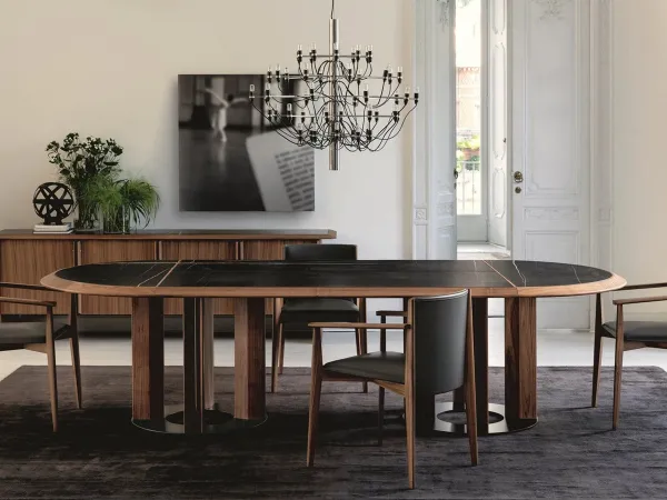 La table Thayl de Porada dans un salon