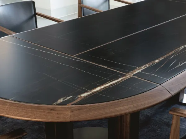 Detalles del tablero de mármol de la mesa Thayl de Porada