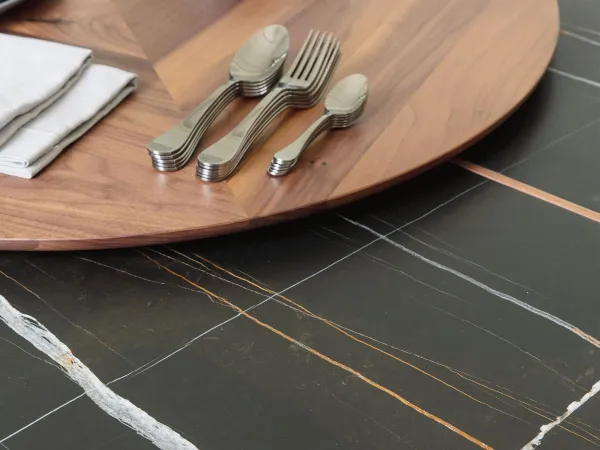 La table Thayl de Porada - finition marbre