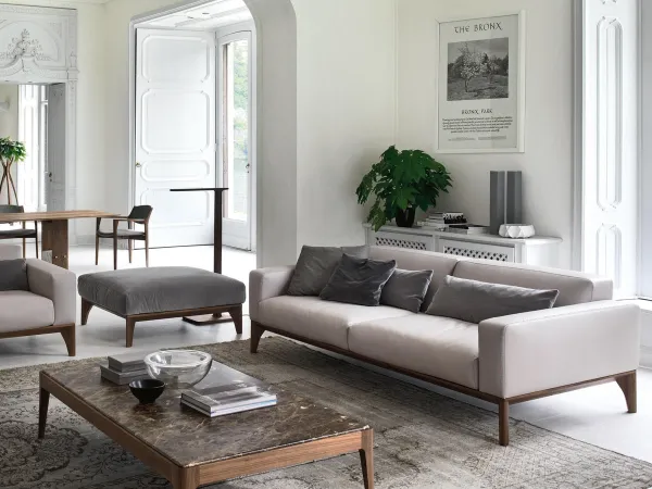 modernes Wohnzimmer mit einem Fellow Porada-Sofa und einem grünen Teppich