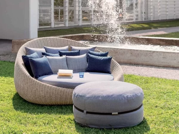 Das Twiga Sofa zusammen mit einem Pouf - Möbel für den Außenbereich