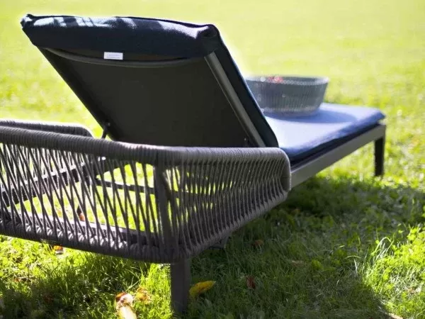 Details of the woven backrest of the Dream lounger by Atmosphera