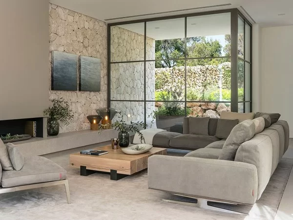 Soft Dream Sofa von Flexform in einem Wohnzimmer mit Holztisch