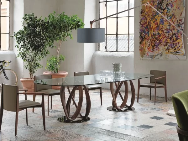 Tavolo Infinity di Porada in una sala da pranzo moderna